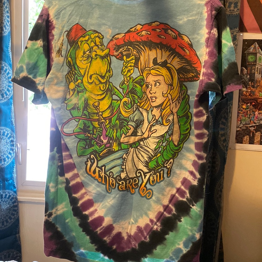 LIQUID BLUE Alice and wonderland T-shirt